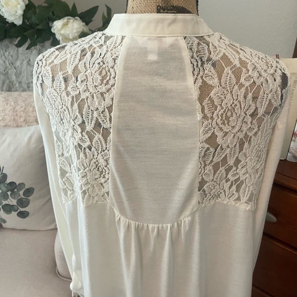 Candies Junior long sleeve tunic blouse. Beautiful Crocheted back and shoulders - Picture 4 of 8